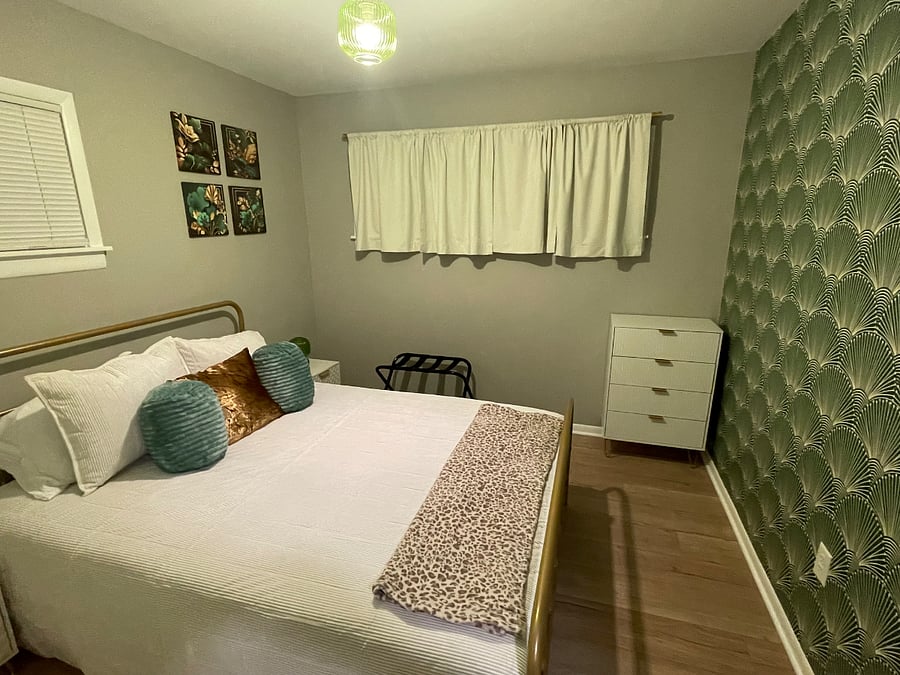 The Green Goddess Room
1 queen bed