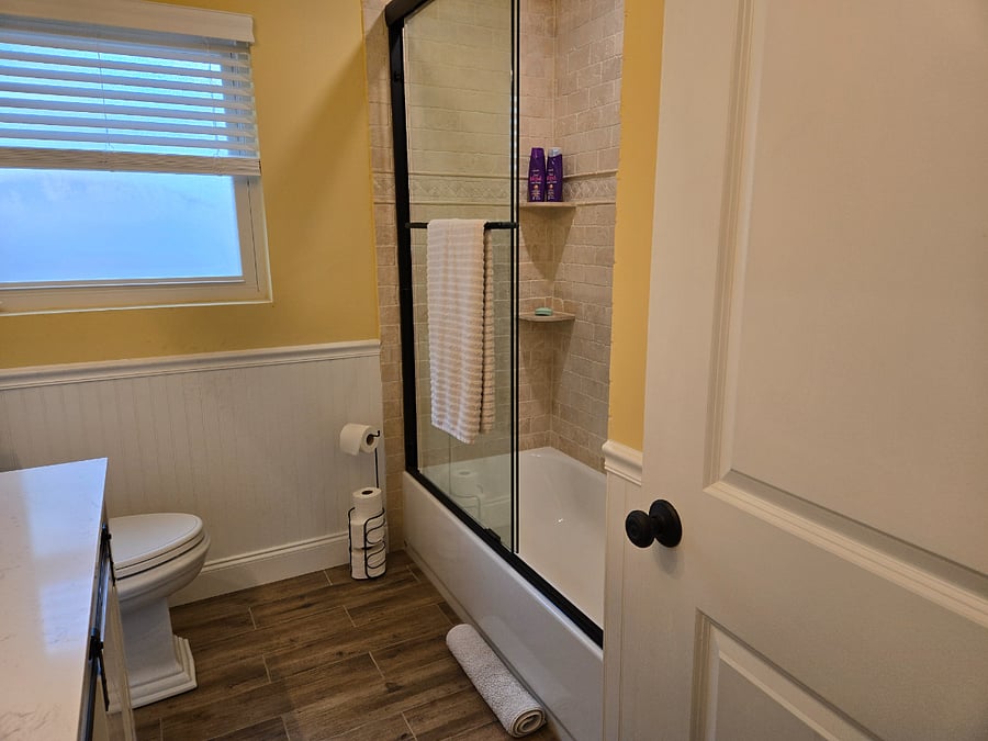 Hall bathroom with full tub / shower