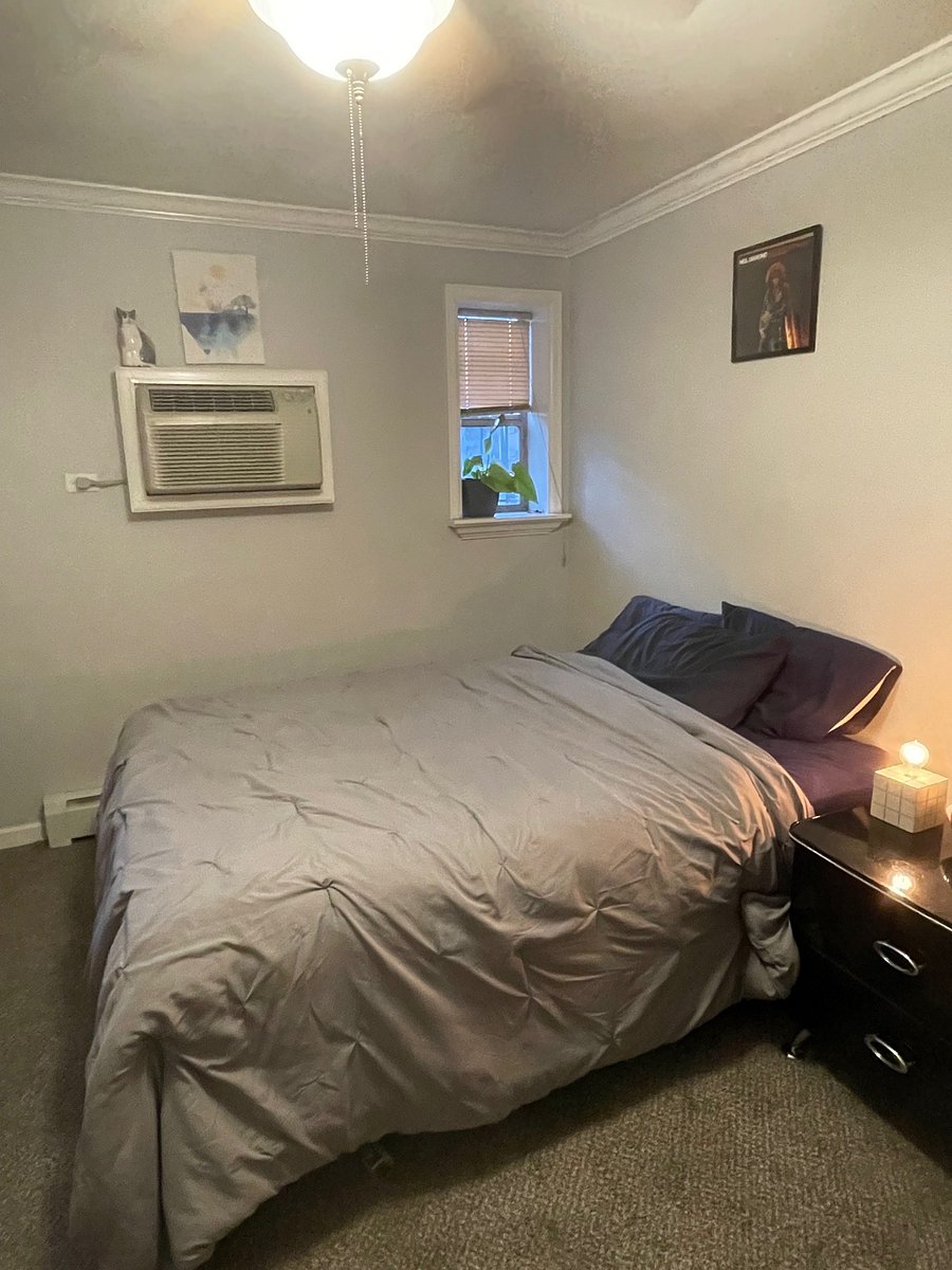 Secondary bedroom Queen bed