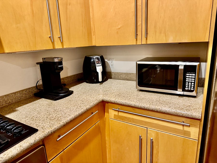 kitchen amenities
air fry
coffee maker
micro wave