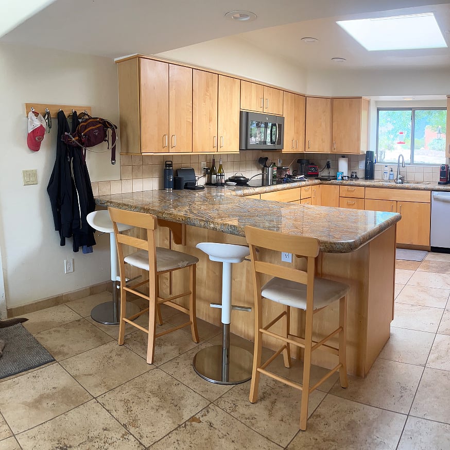 Breakfast bar with seating for 4