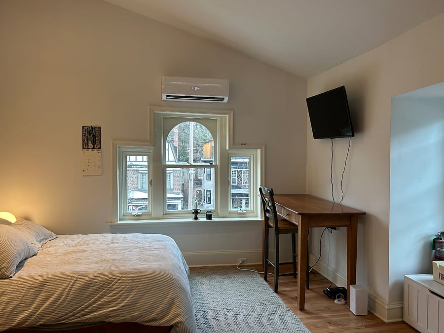 Queen bed with pretty vintage windows
Studio apt (#3)