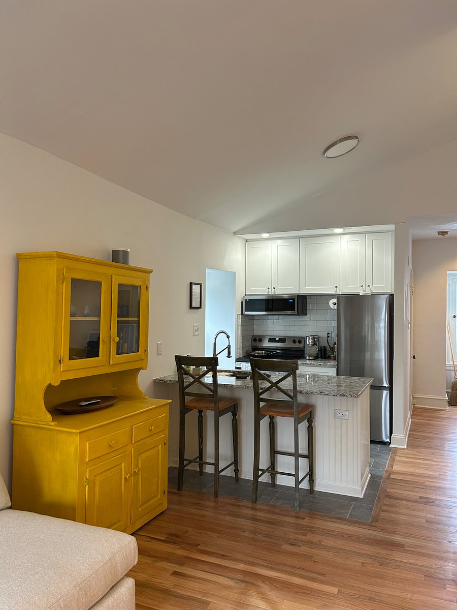 Countertop & bar stools
Studio apartment (#3)