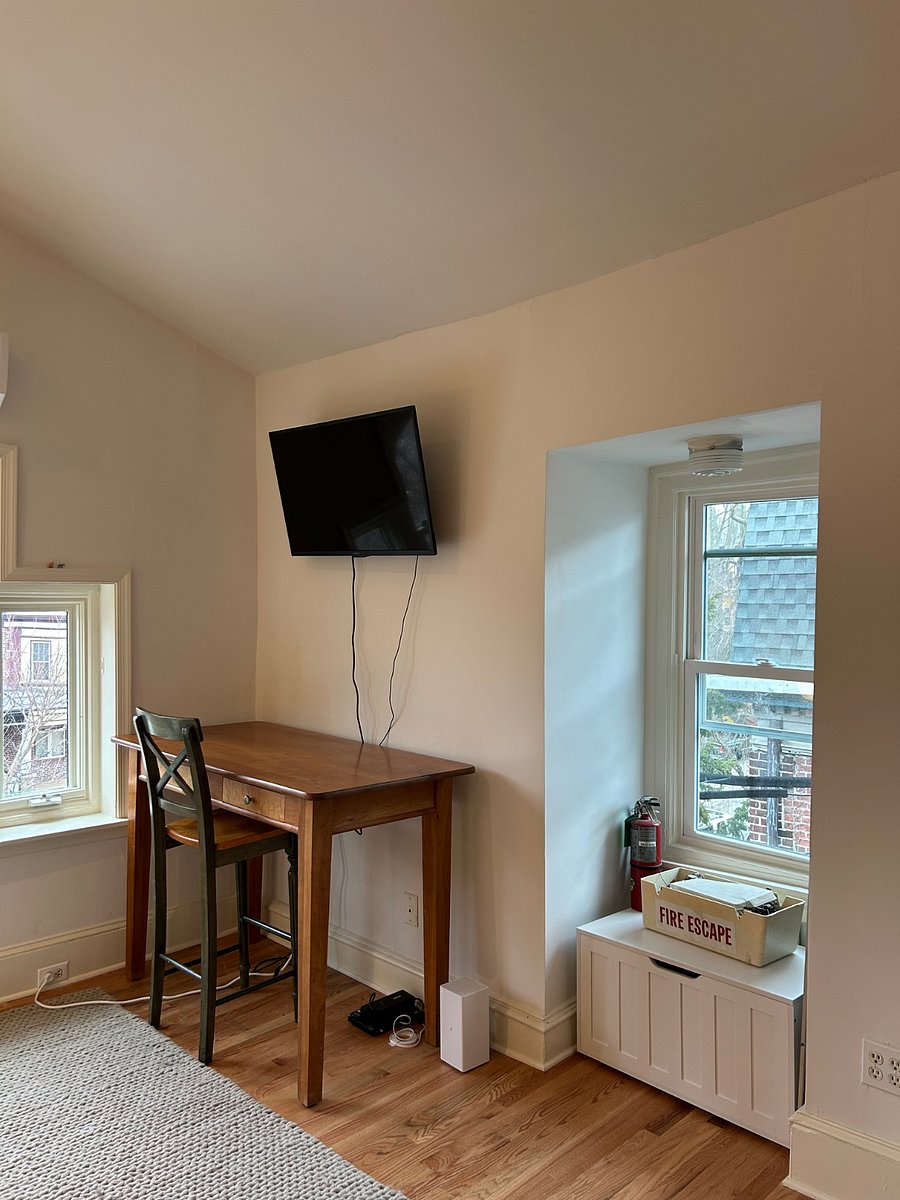 Desk workspace and TV
Studio apartment (#3)