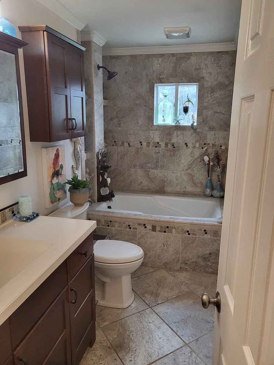 Hall and bedroom bath shower and soaking tub