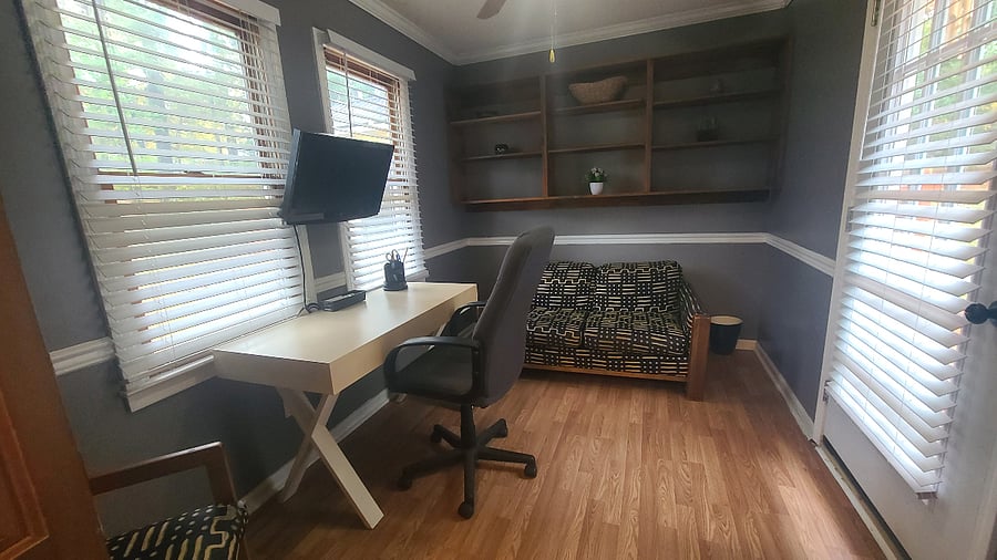 Office or xtra sleeping space..