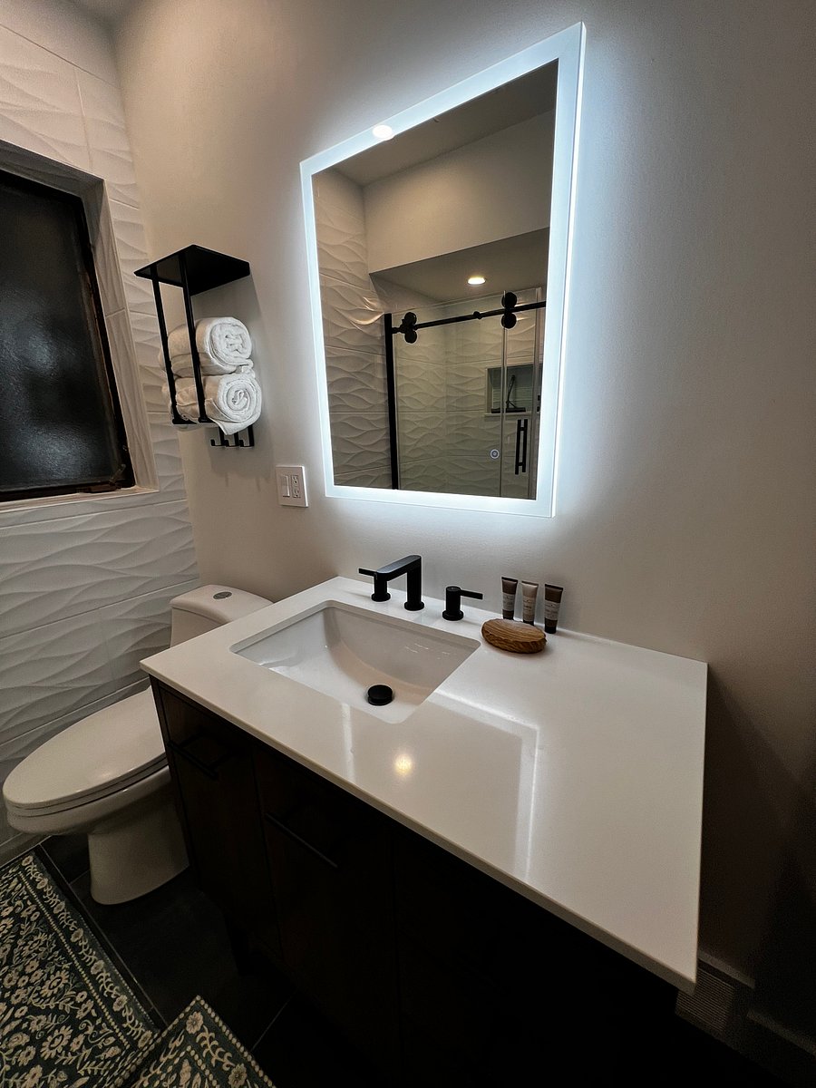AUTO DEFROST LIGHTED MIRROR!