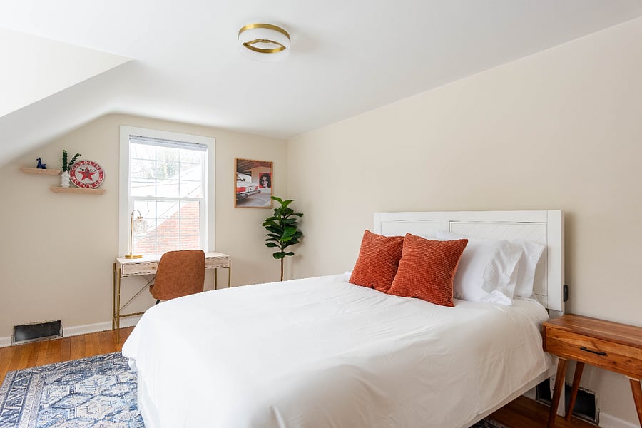 Queen bed with a twin trundle pull out.