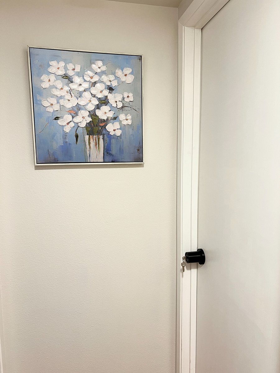 Privacy locks on both bedroom doors