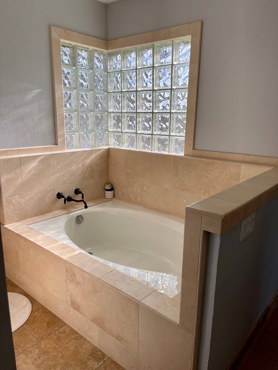 Master Bath Tub. 