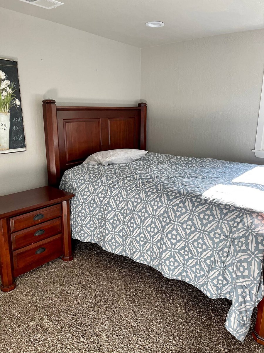 Double Bed with sliding glass doors to Court Yard.  Separate entrance 