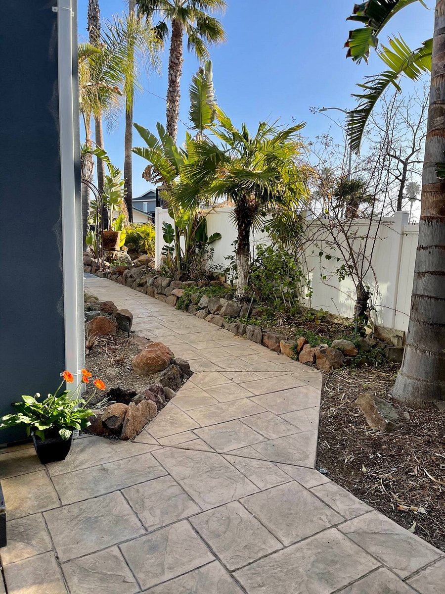 Walkway to front door from street