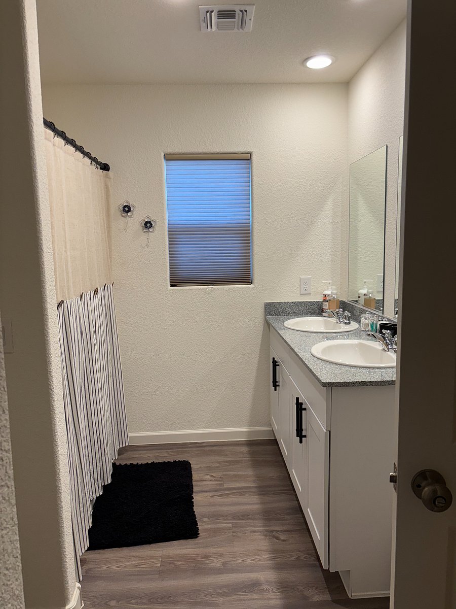 Primary en-suite bathroom. Shower/bathtub combo.