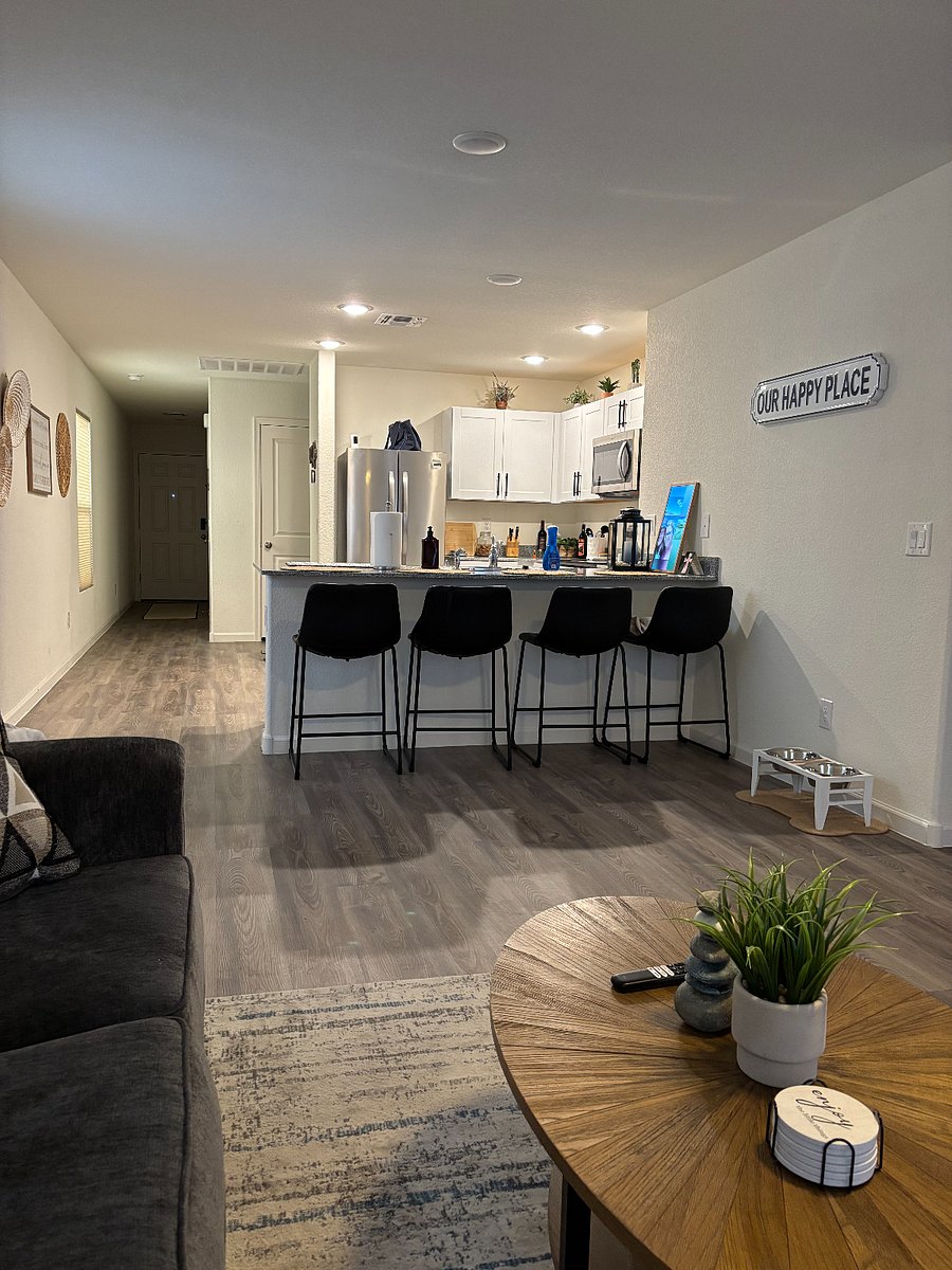 Kitchen/Eating Bar with 4 stools.