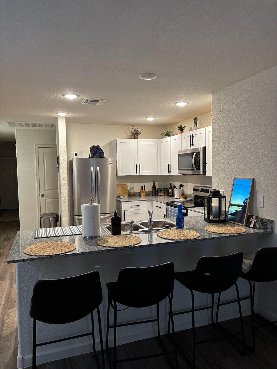 Kitchen/Eating Bar with 4 stools.