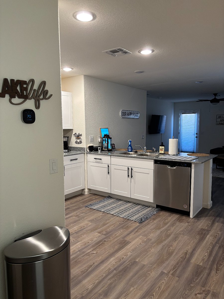 From entrance to fully equipped kitchen.