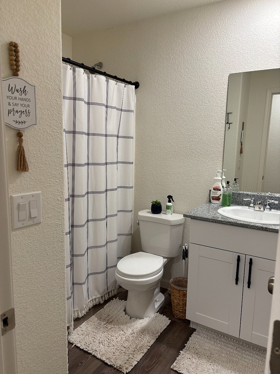2nd bathroom - Shower/bathtub combo