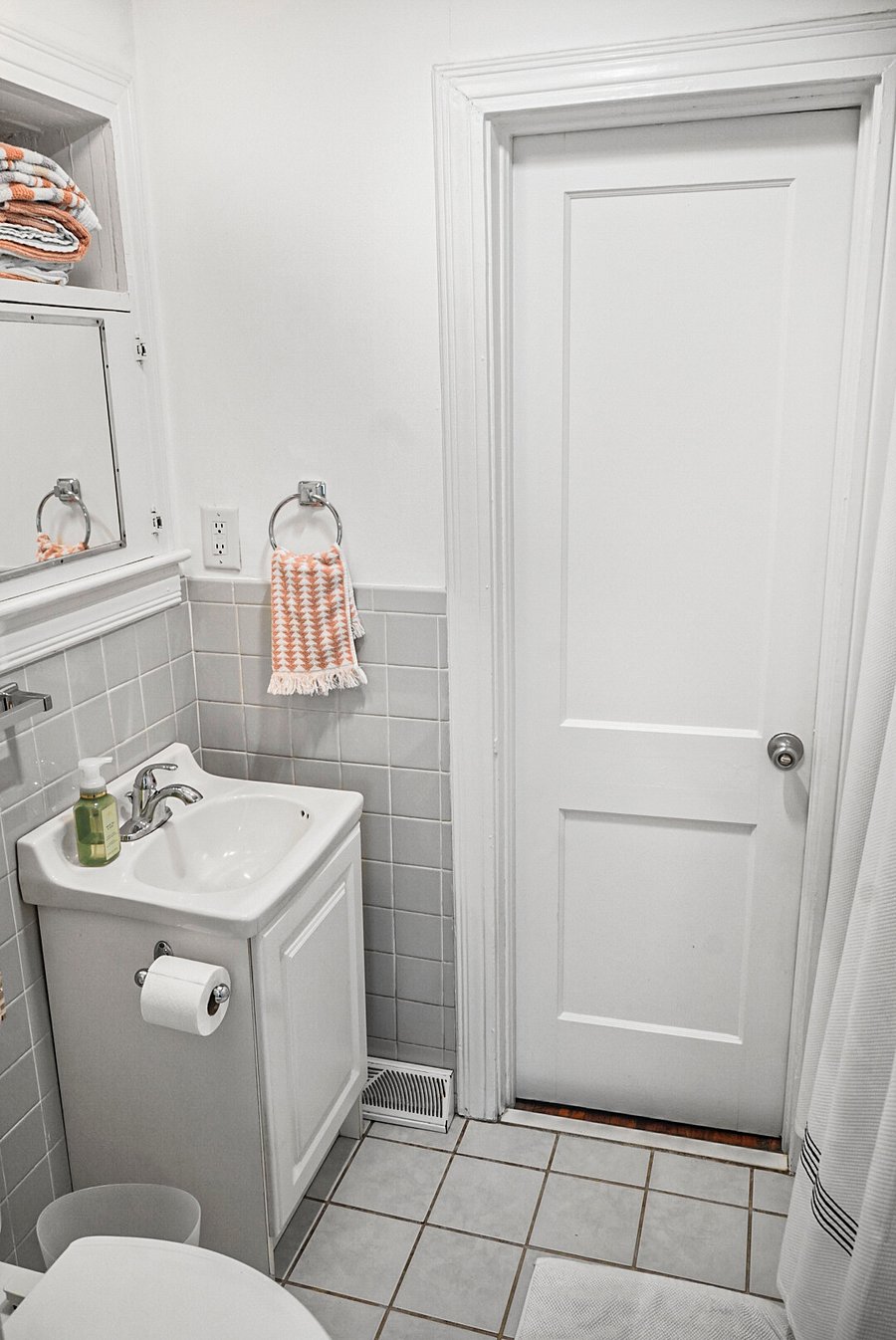 A bright and refreshing bathroom! Thoughtfully stocked with fresh towels, essentials, and a clean, modern designperfect for a rejuvenating start or end to your day. 
