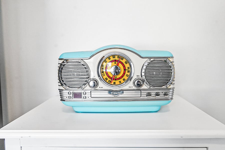 A touch of vintage charm!  This retro-style radio brings a nostalgic vibe, adding character and warmth to the space.
