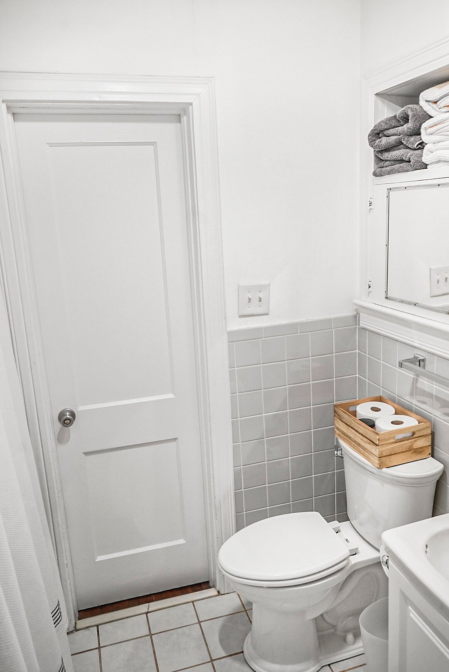 A spotless and inviting bathroom! Equipped with fresh towels, essential toiletries, and a sleek, modern designperfect for a refreshing start or a relaxing unwind. 

