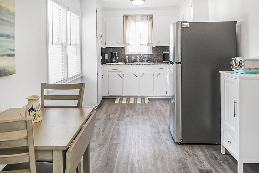Dine in comfort in this bright and inviting space! Filled with natural light and a cosy setup, it's the perfect spot to enjoy your morning coffee or unwind with a delicious dinner. 
