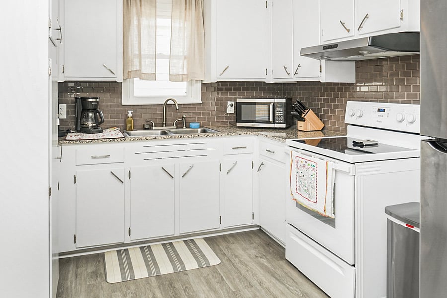 This spacious and fully equipped kitchen has everything you need for a seamless cooking experience! Prepare delicious meals with modern appliances, make use of the ample counter space, and kickstart your morning with a fresh cup of coffee. 