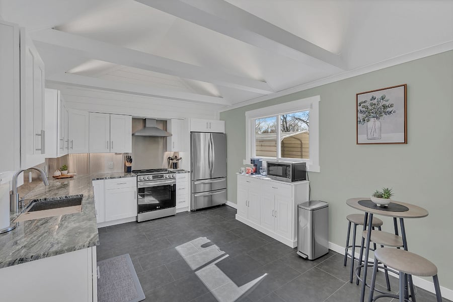 Full kitchen w/stainless appliances