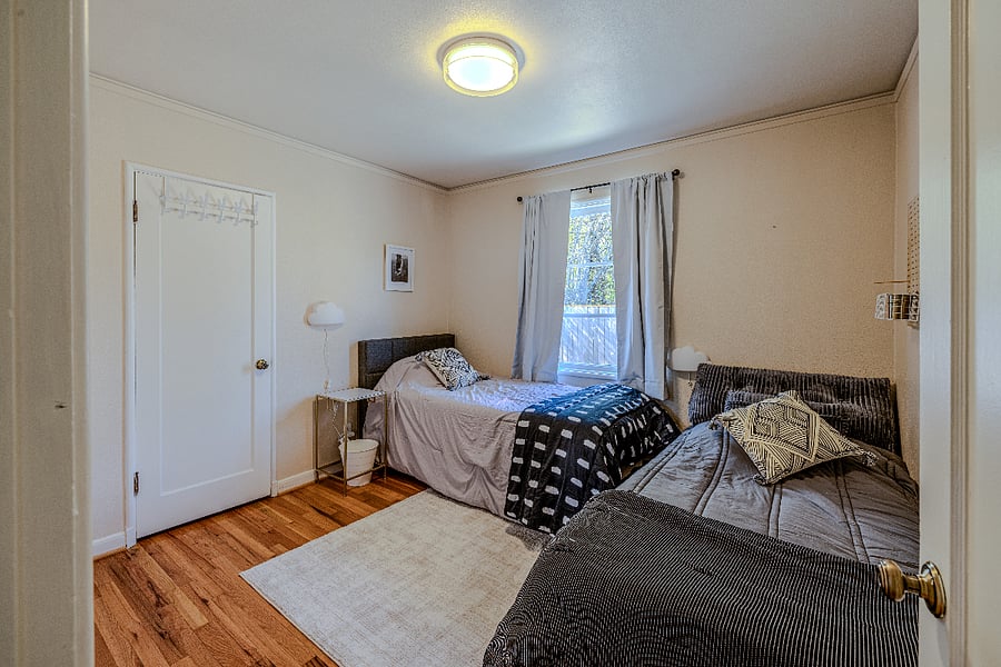 Middle bedroom with two twin beds