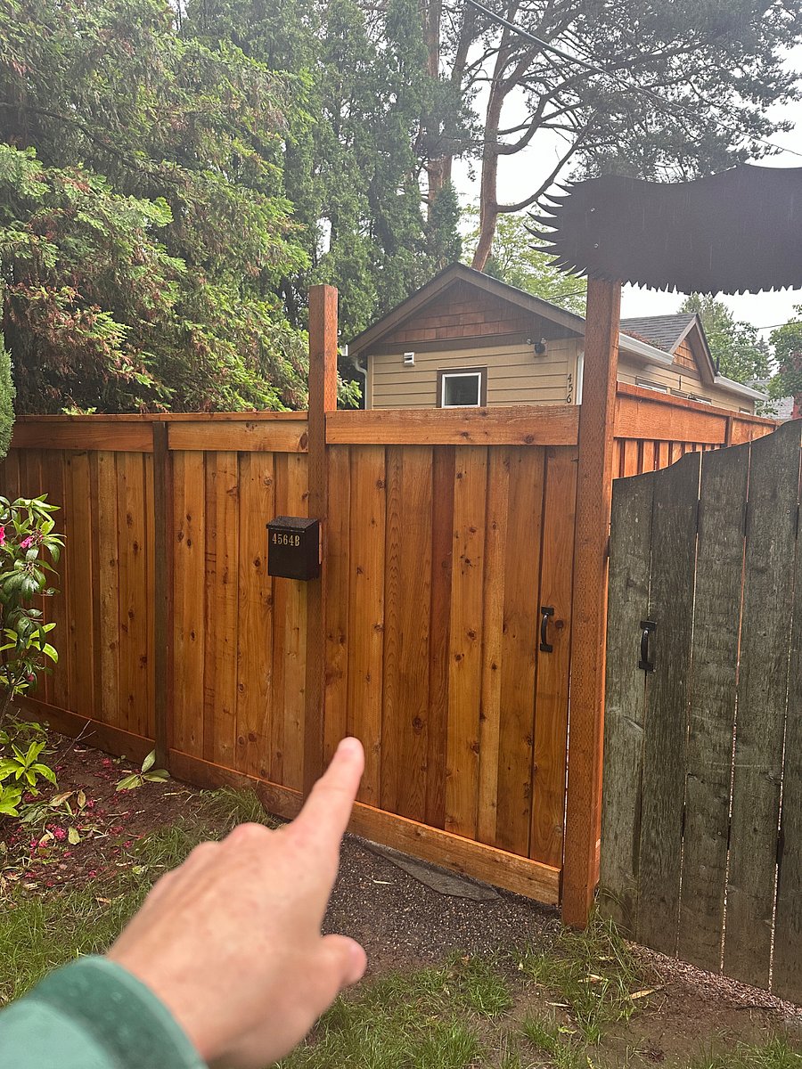 Entrance, mailbox with lock.