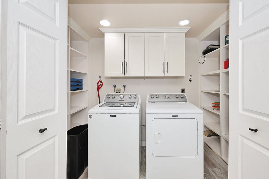 Maytag washer and gas dryer. We will supply starting detergent, dryer sheets, stain remover etc. Washer and dryer are in unit in kitchen behind the bifold doors. Laundry crates provided.