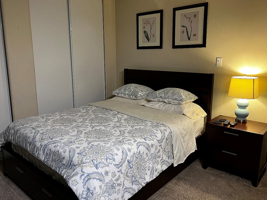 Large Bedroom 1, queen