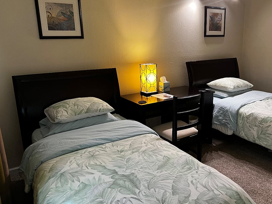 Large Bedroom 2, double twins, desk