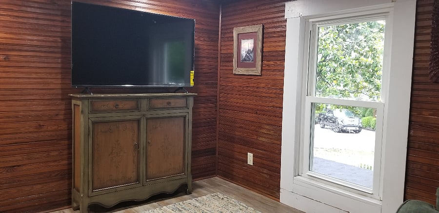 Perch Sitting Room with TV view & Bay view - lol