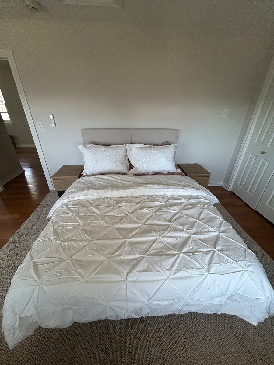 Queen sized bed with hybrid latex mattress