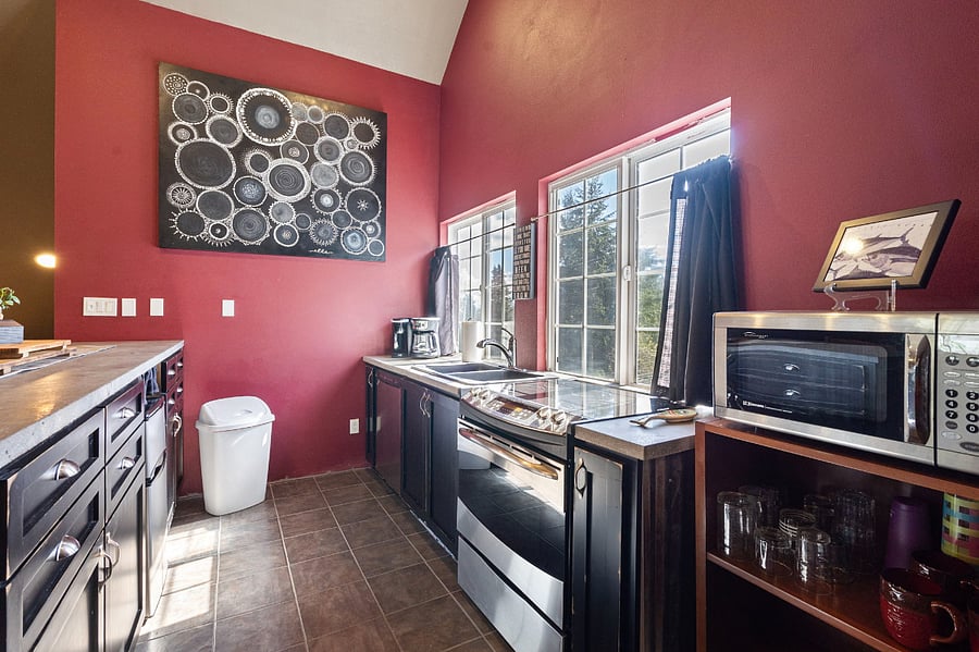 Oven, Dishwasher, Mini Fridge, Microwave