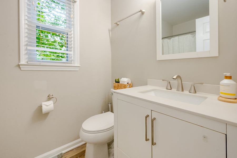 Full Bathroom 1