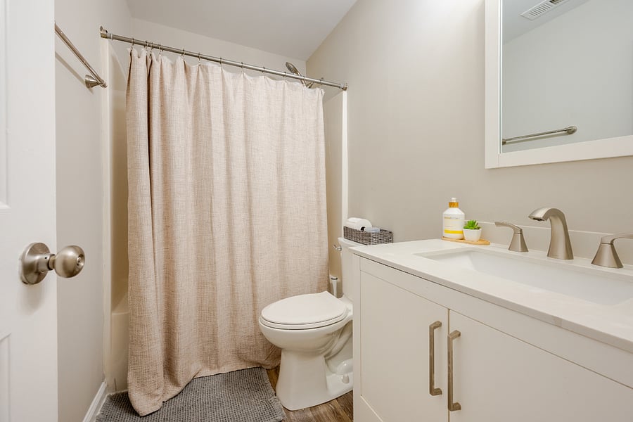 Full Bathroom 2
