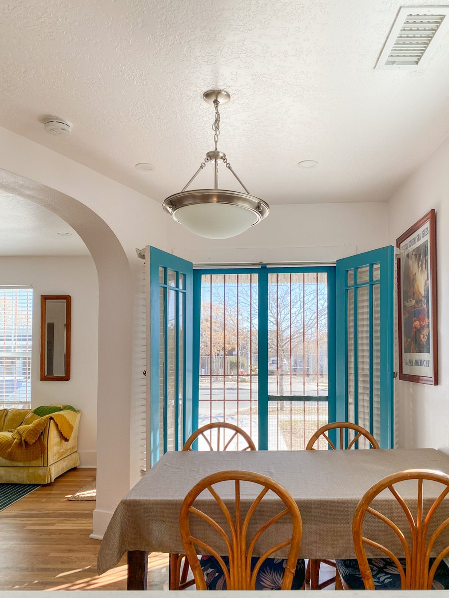 Dining room.
