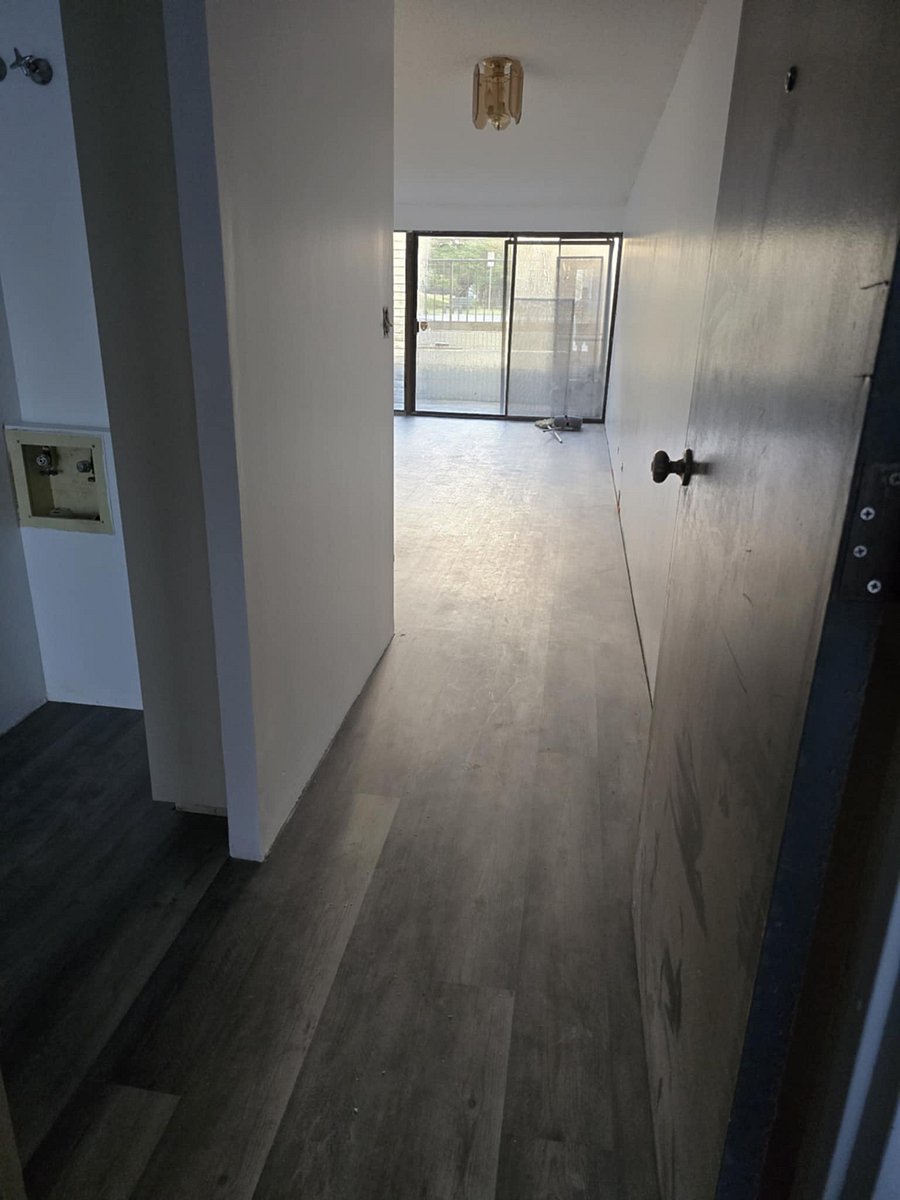Brand new luxury vinyl waterproof flooring installed. Pet friendly 