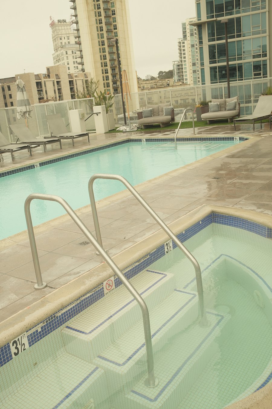 Swimming pool and Jacuzzi