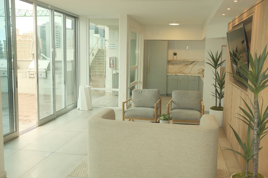 10 floor lounge
