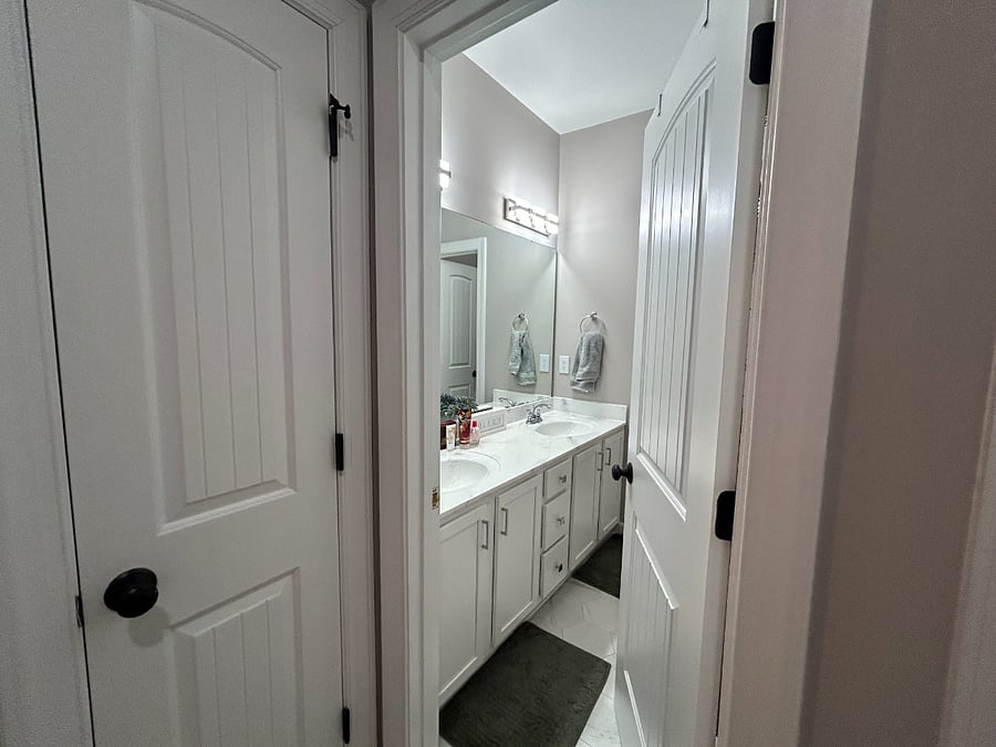 Shared Bathroom (between Bao & Cato rooms)