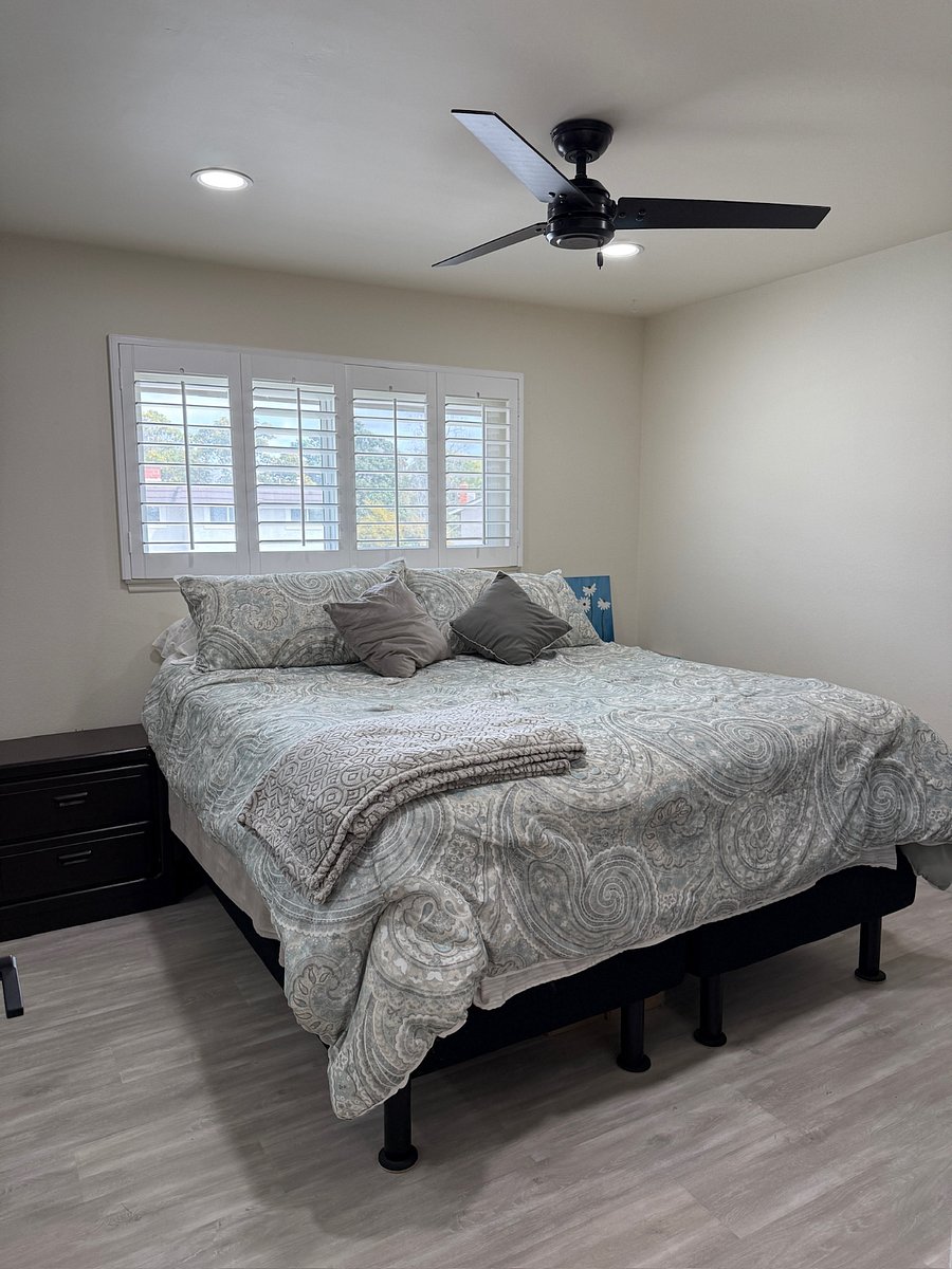 Guest Bedroom with King bed 