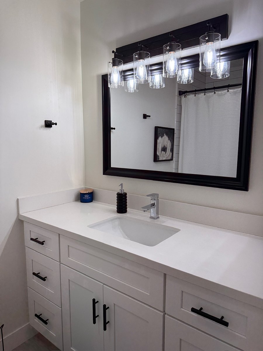 Guest Bathroom upstairs 