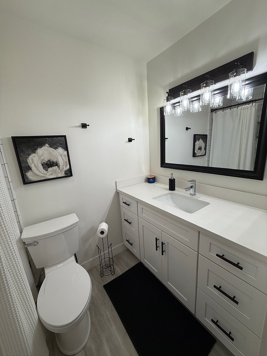 Guest bathroom upstairs 
