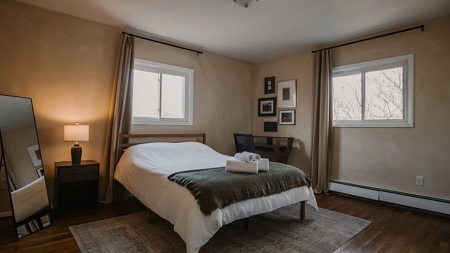 Master Bedroom (Queen Bed)