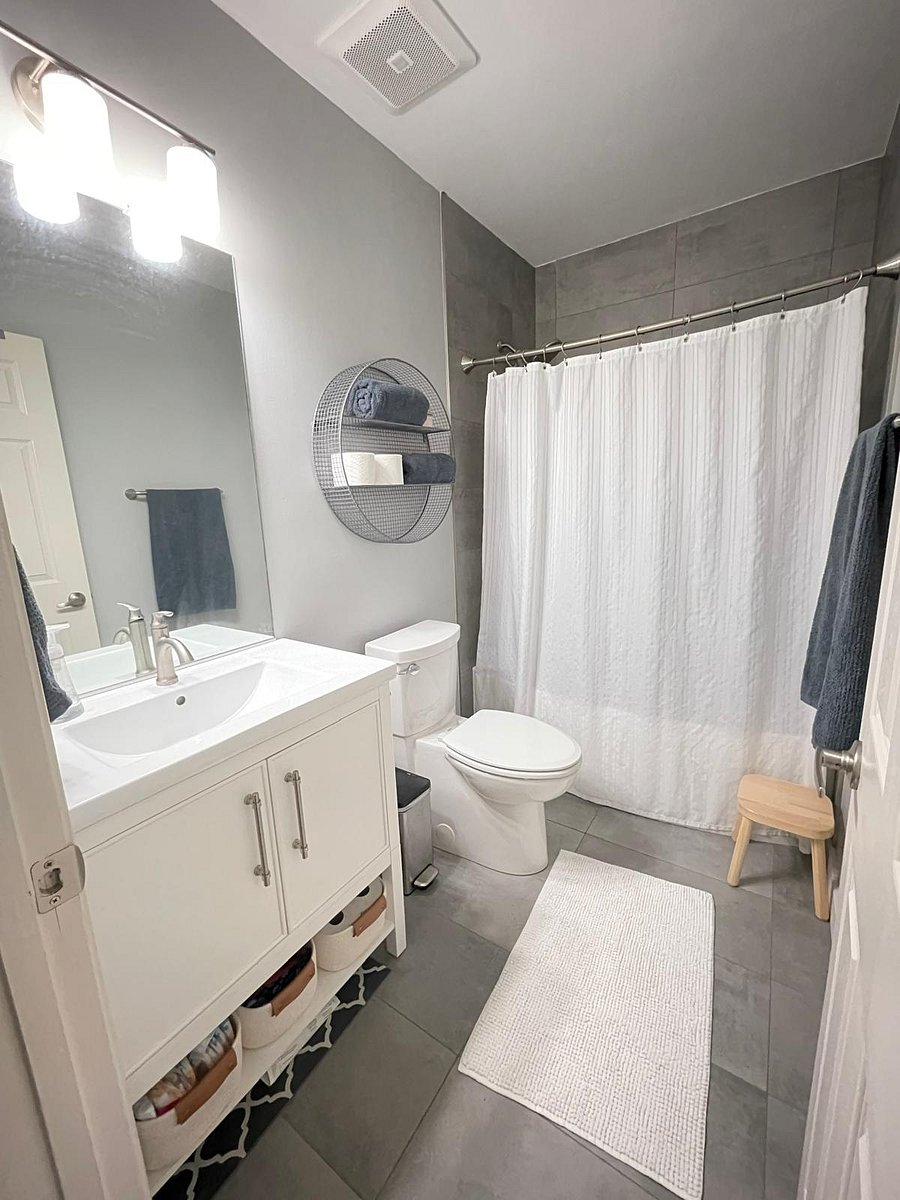 Hall full bathroom