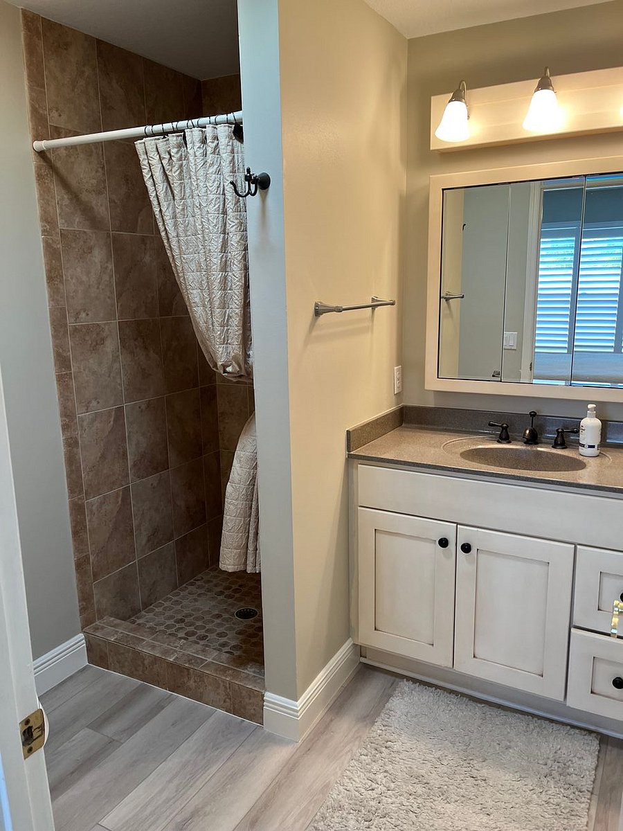 Master bath with ceramic shower, new shower head.