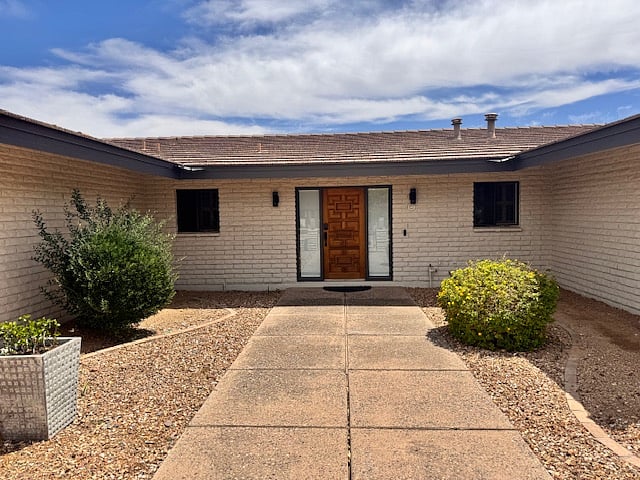 Tasteful mid-century modern architecture offering one-floor living in an idealic setting. 