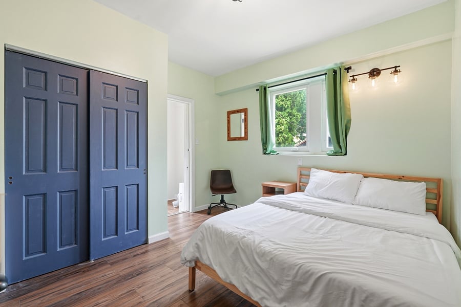 First floor bedroom closet